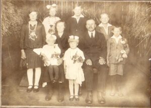 Rok około 1928 -1929. Moja rodzina ze strony mojego ojca. Babcia Anastazja , dziadek Michał Dramińscy z dziećmi.